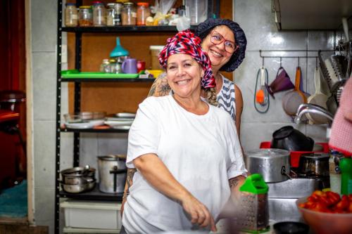 里约热内卢书籍旅馆的两名妇女站在厨房准备食物