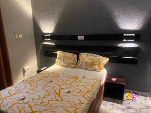 杜阿拉Sunrise Center Bonapriso 104的一间卧室配有一张带黑色床头板的床