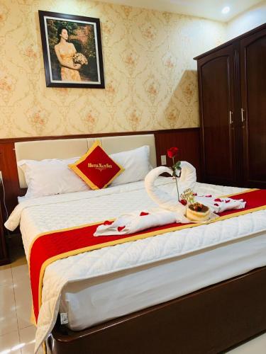 Ðông KhêKhách Sạn Nam Sơn的酒店客房,配有带毛巾的床
