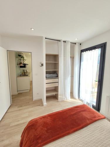 阿尔蒂盖普雷博尔多Paisible, spacieux avec petit jardin的一间卧室设有一张床和一个大窗户