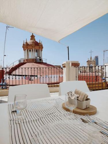 塞维利亚Antigua Casa Hermandad的一张桌子、白色的椅子和一个灯塔