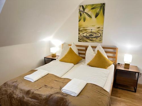 萨尔茨堡Green Paradise & Cozy Retreat Salzburg with free parking的一间卧室配有一张带2个床头柜的大床