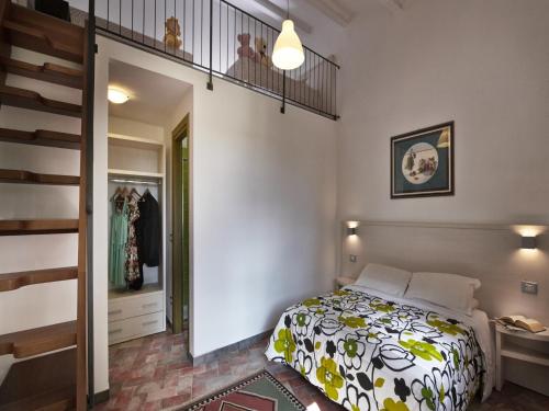 圣朱利亚诺-泰尔梅康托提比萨菲利波住宿加早餐旅馆的一间小卧室,配有一张床和一个楼梯