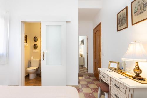 圣克鲁斯-德特内里费Casa Doña Carmela GuestHouse - Adults Only的浴室设有水槽和卫生间,两幅图片