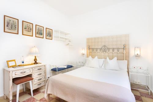 圣克鲁斯-德特内里费Casa Doña Carmela GuestHouse - Adults Only的白色卧室配有白色的床和书桌