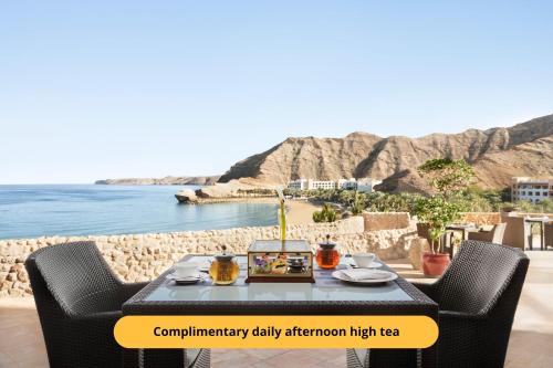 马斯喀特Shangri-La Al Husn, Muscat - Adults Only Resort的一张享有海景的桌子