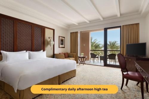 马斯喀特Shangri-La Al Husn, Muscat - Adults Only Resort的酒店客房设有一张床和一个阳台。