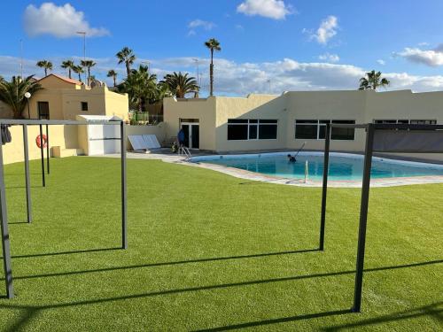 科斯塔卡玛El Caseton的一个带足球门的游泳池的大院子