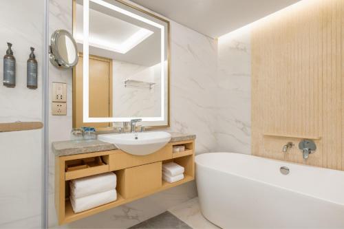沈阳沈阳威斯汀酒店的带浴缸、水槽和镜子的浴室