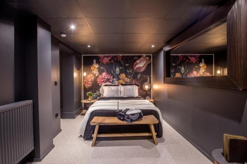 奥维法特Le Terrier Ovifat - Appartement entier Familial - Sauna & Massage的一间卧室配有一张壁画床