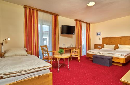 基普芬贝格祖姆布拉恩赫克特酒店的酒店客房配有两张床和一张书桌