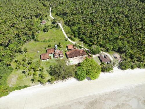 莫罗圣保罗Pousada Tatiba的海滩上房屋的空中景致
