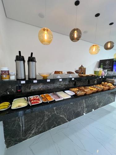 阿帕雷西达Hotel Pousada Colliseu的包含多种不同食物的自助餐