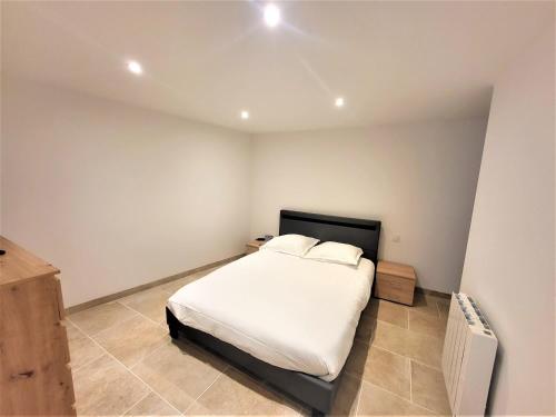 卡斯特拉讷Joli T2 1er étage wifi/verdon/centre ville的一间卧室配有带白色床单和枕头的床。