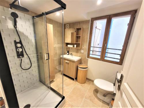 卡斯特拉讷Joli T2 1er étage wifi/verdon/centre ville的带淋浴和卫生间的浴室