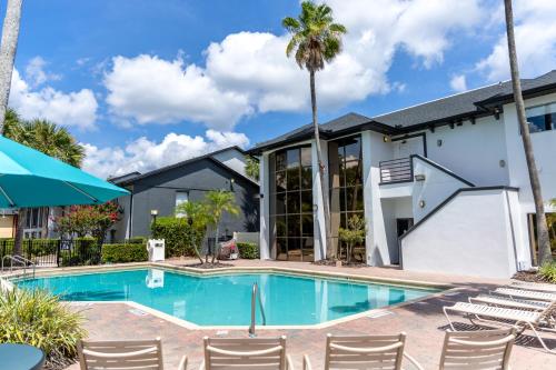奥兰多Legacy Vacation Resorts - Disney and Lake Buena Vista的一座带椅子的游泳池以及一座建筑