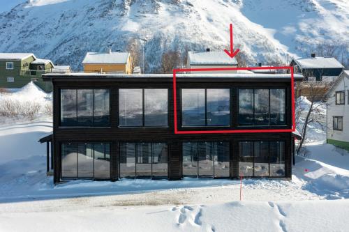 ToftaSkipperhuset leilighet nr 1的雪覆盖的山顶上的房子