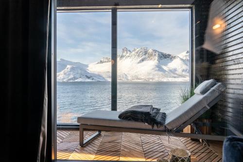 ToftaSkipperhuset leilighet nr 1的从窗户可欣赏到白雪覆盖的山脉景色