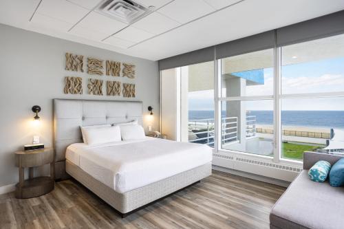 朗布兰奇海洋广场度假酒店及水疗中心的一间卧室配有一张床,享有海景