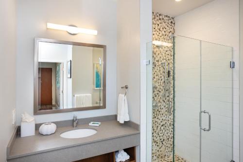 朗布兰奇海洋广场度假酒店及水疗中心的一间带水槽和淋浴的浴室