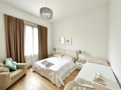 佛罗伦萨佛罗伦萨特来奥奇迪旅馆的白色卧室配有床和沙发