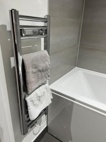 伯明翰Perfect-City Centre-Apartment的浴室毛巾架上的毛巾
