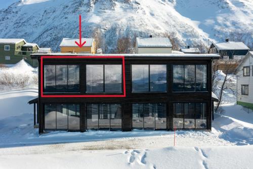 ToftaSkipperhuset leilighet nr 2的雪中的一个红色房子 x 显示