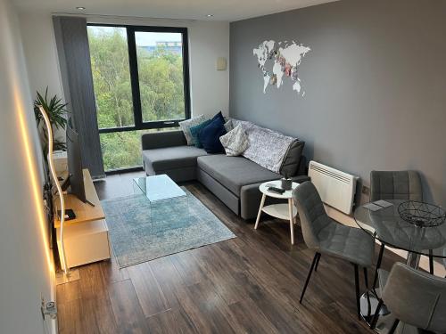 伯明翰Perfect-City Centre-Apartment的客厅配有沙发和桌子