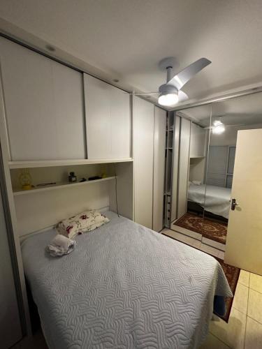 蒙加瓜Apartamento Mongaguá的一间小卧室,配有一张床和镜子