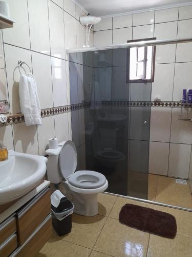 圣安娜-利弗拉门图Casa refúgio的浴室配有卫生间、盥洗盆和淋浴。