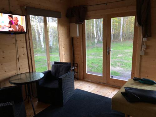 Väike-RakkeSaare-Toominga camping house的客厅配有电视和桌椅