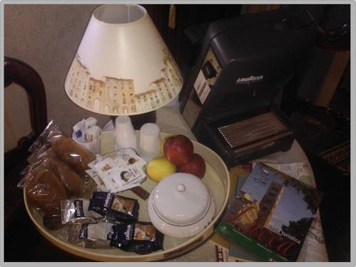 卢卡茶花宾馆的桌子上放着一盏灯和一碗食物