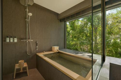 奈良Shisui, a Luxury Collection Hotel, Nara的带浴缸的浴室和大窗户