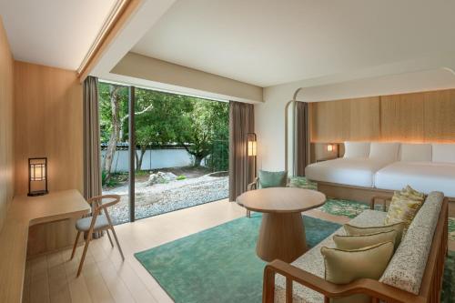 奈良Shisui, a Luxury Collection Hotel, Nara的酒店客房配有一张床铺和一张桌子。
