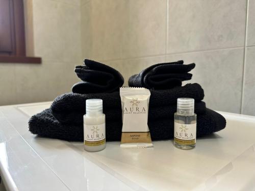 VignateCasa Vivaldi的浴室提供2瓶精油和毛巾