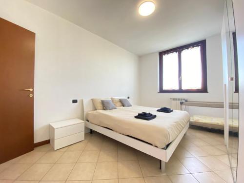 VignateCasa Vivaldi的一间卧室设有一张床和一个玻璃淋浴间