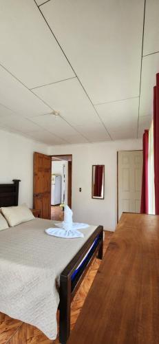 蒙泰韦尔德哥斯达黎加Twin Palms Lodge的一间卧室,配有一张床和花瓶