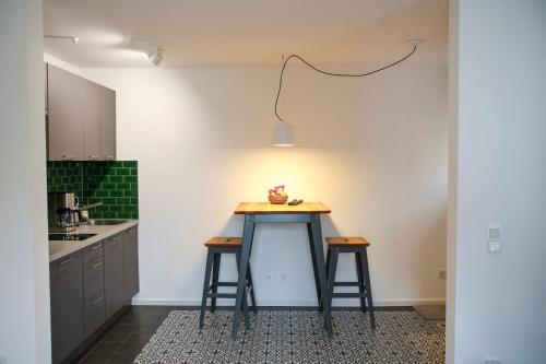 梅尔布施Green46的厨房配有一张桌子和两张凳子