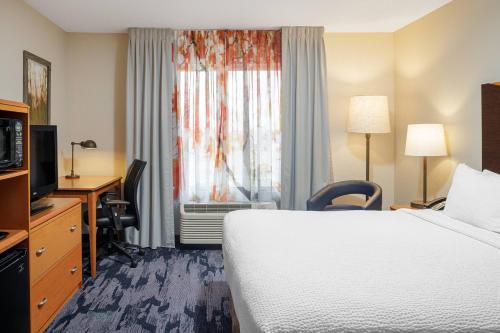 帕迪尤卡Fairfield Inn & Suites by Marriott Paducah的酒店客房,配有床和电视
