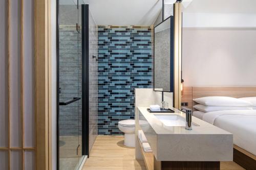 上海上海浦东中心万枫酒店的酒店客房设有带卫生间和水槽的浴室
