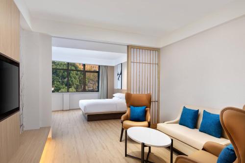 上海上海浦东中心万枫酒店的酒店客房设有一张沙发和一张床
