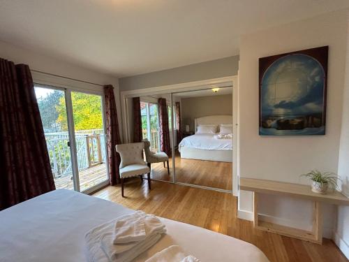 纳奈莫North Nanaimo Gem - Garden-View Room with Private Ensuite的一间卧室设有一张床和一个大窗户