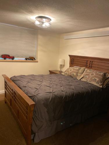 OwatonnaDel Boca Vista的一间卧室配有一张大床和木制床头板