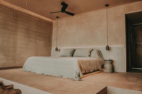 San Antonio de las MinasMIRA Earth Studios的一间卧室配有一张床和吊扇