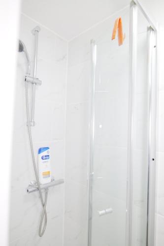 米尔顿凯恩斯Giomakay luxury Rooms Milton Keynes的浴室里设有玻璃门淋浴