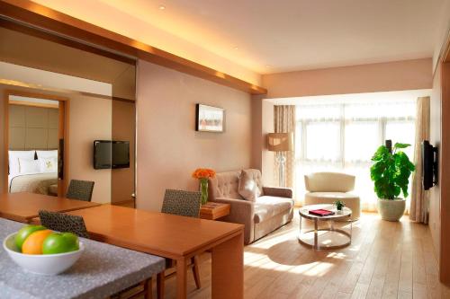 北京北京海淀永泰福朋喜来登酒店的客厅配有沙发和桌子