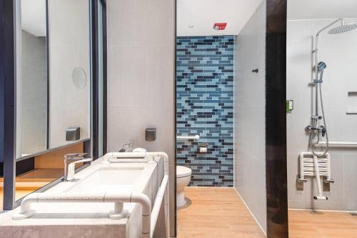西宁西宁城北万枫酒店的一间带水槽、卫生间和淋浴的浴室