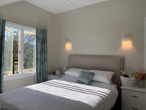 沃克沃思桥屋旅馆的一间卧室设有一张大床和窗户