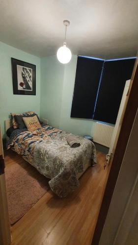 伦敦Private Room Guest Sleep的一间卧室设有一张床,楼梯位于卧室内