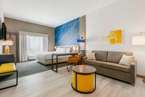 霍玛Comfort Inn & Suites Houma的酒店客房,配有床和沙发